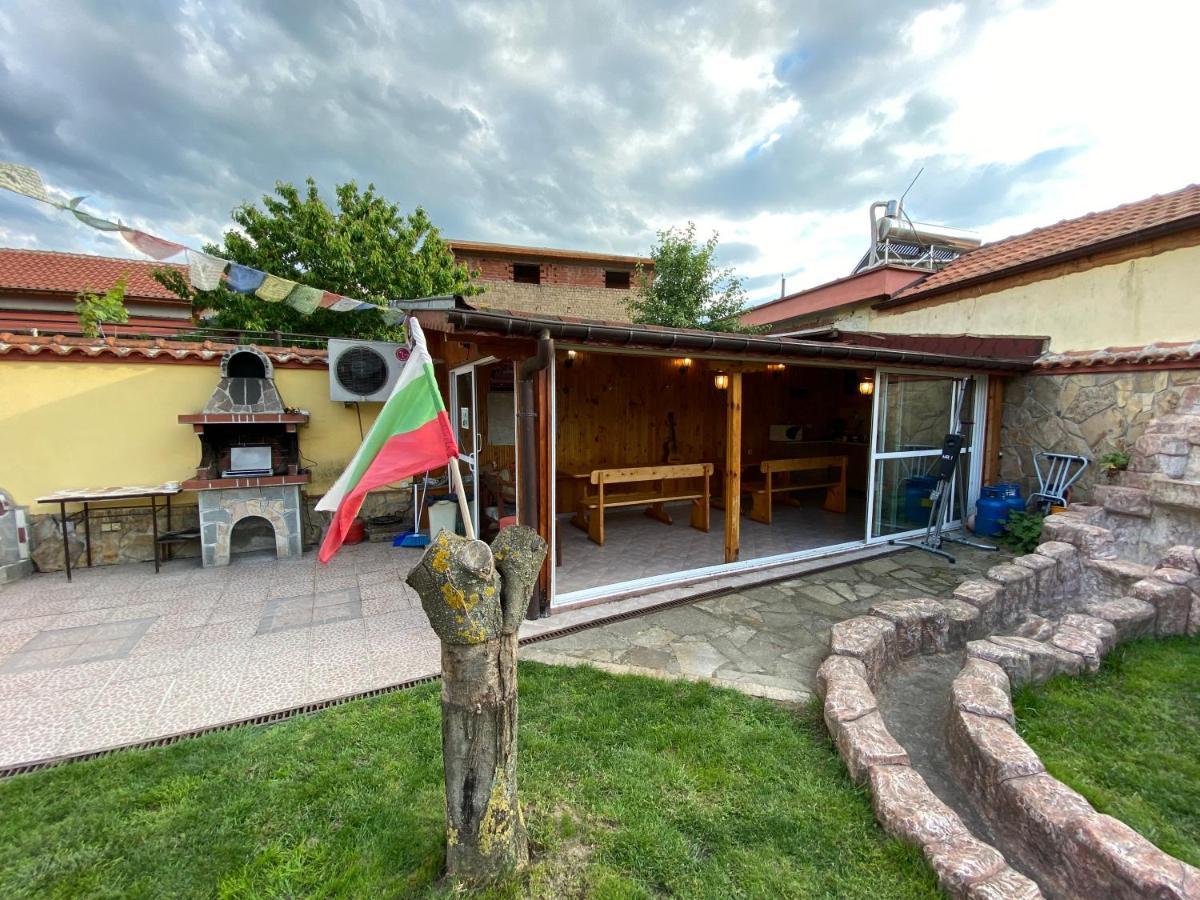 Family Hotel Kavrakovi Pavel Banya Exterior photo