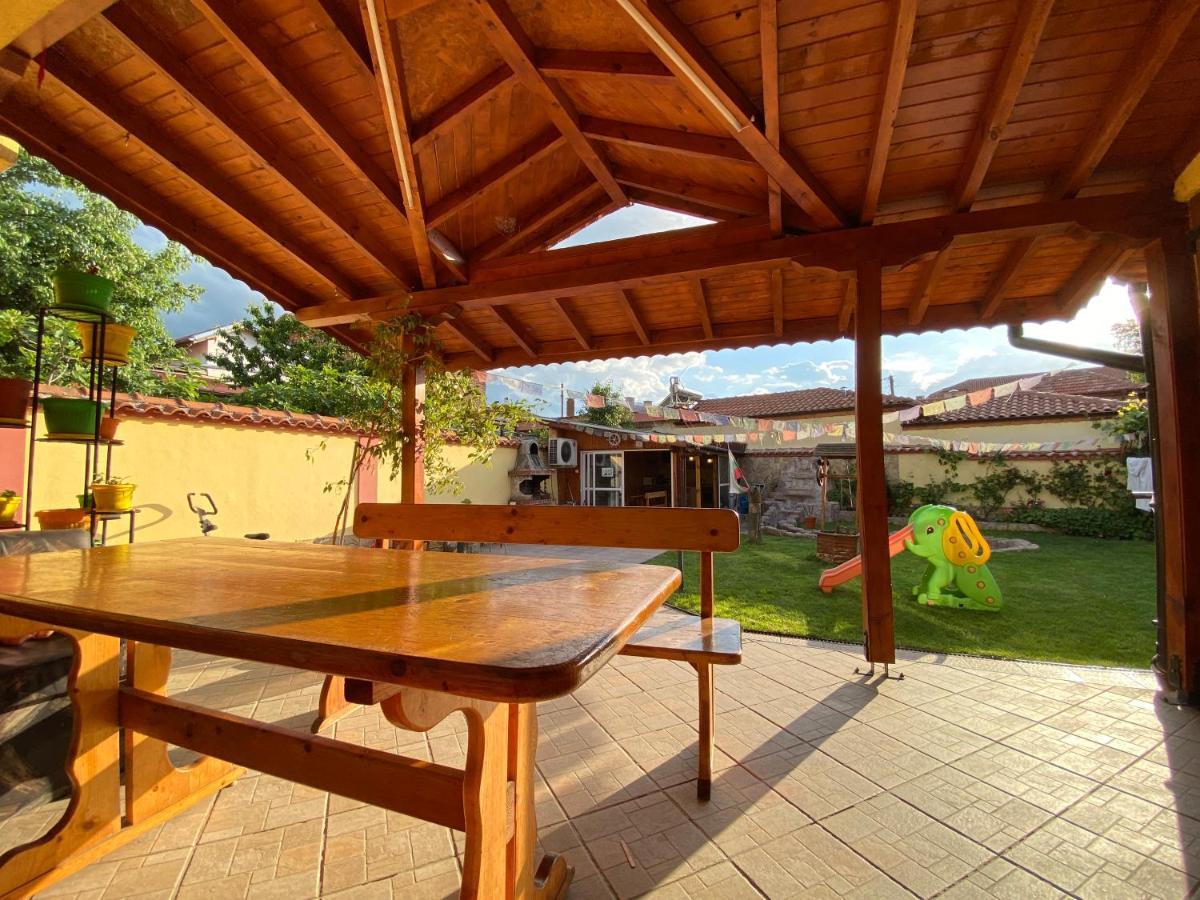 Family Hotel Kavrakovi Pavel Banya Exterior photo