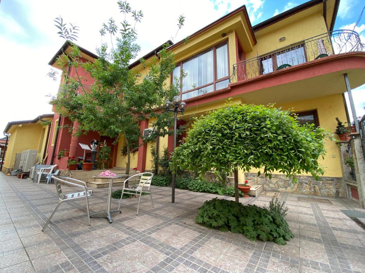 Family Hotel Kavrakovi Pavel Banya Exterior photo