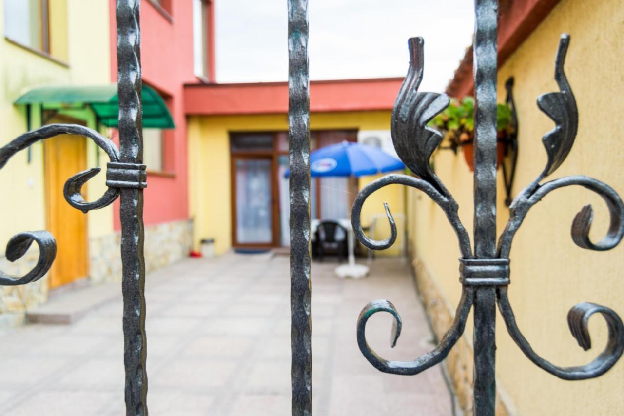 Family Hotel Kavrakovi Pavel Banya Exterior photo